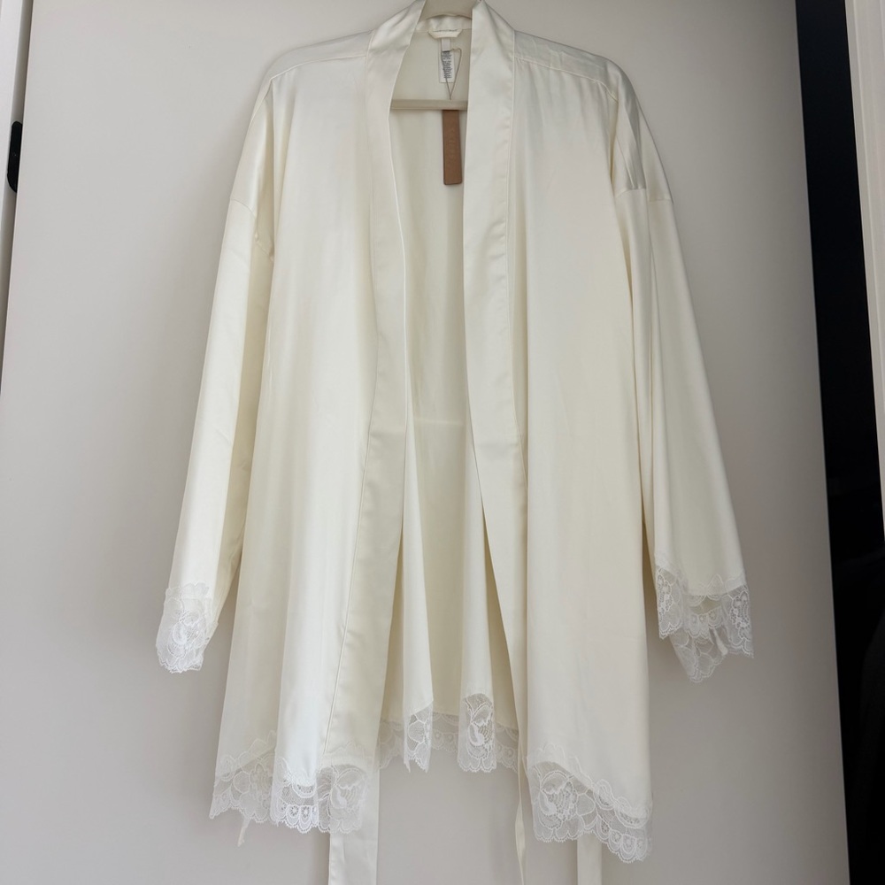 Skims Lace Robe - Picture 2 of 7